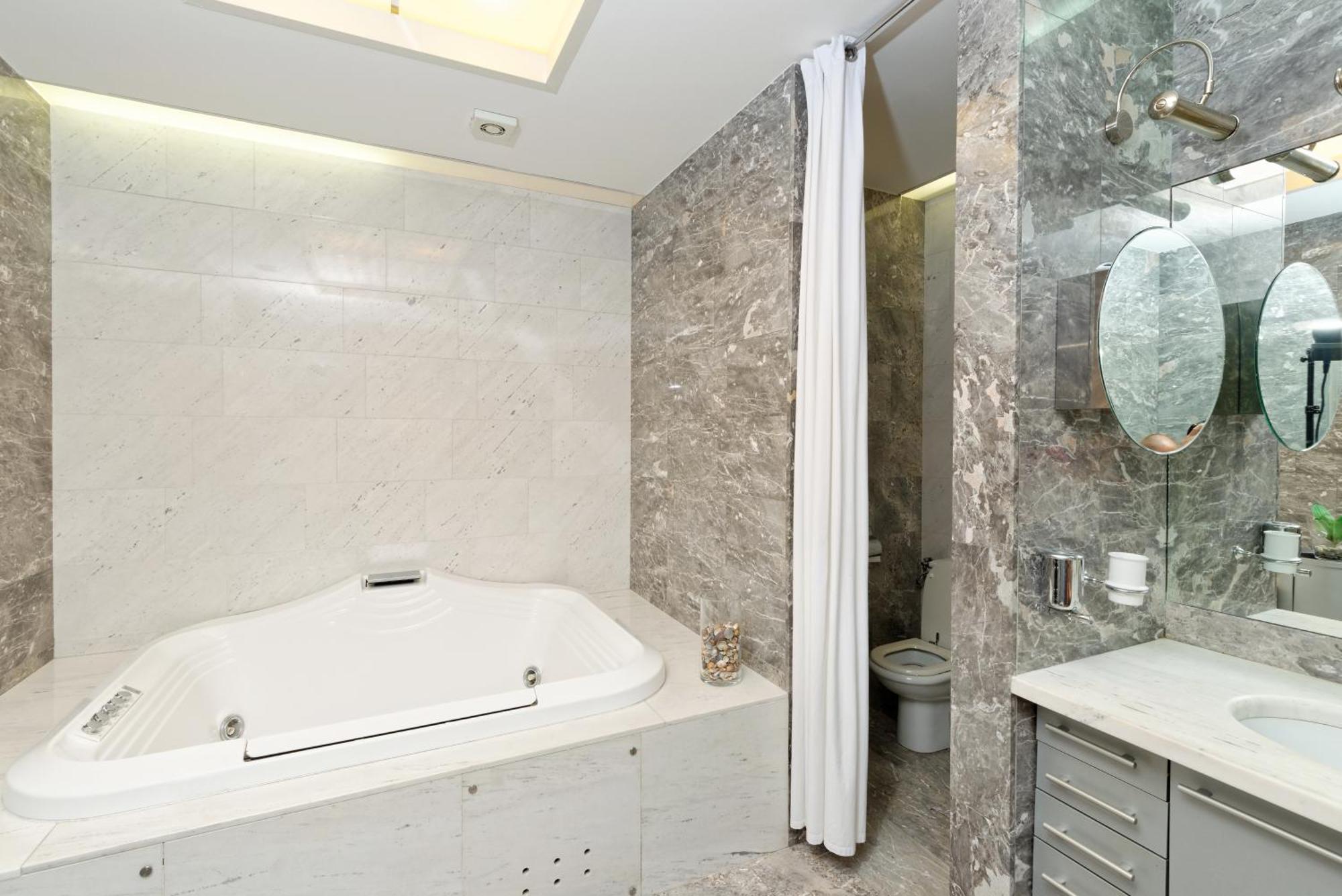 Neoclassical Luxury Apartma